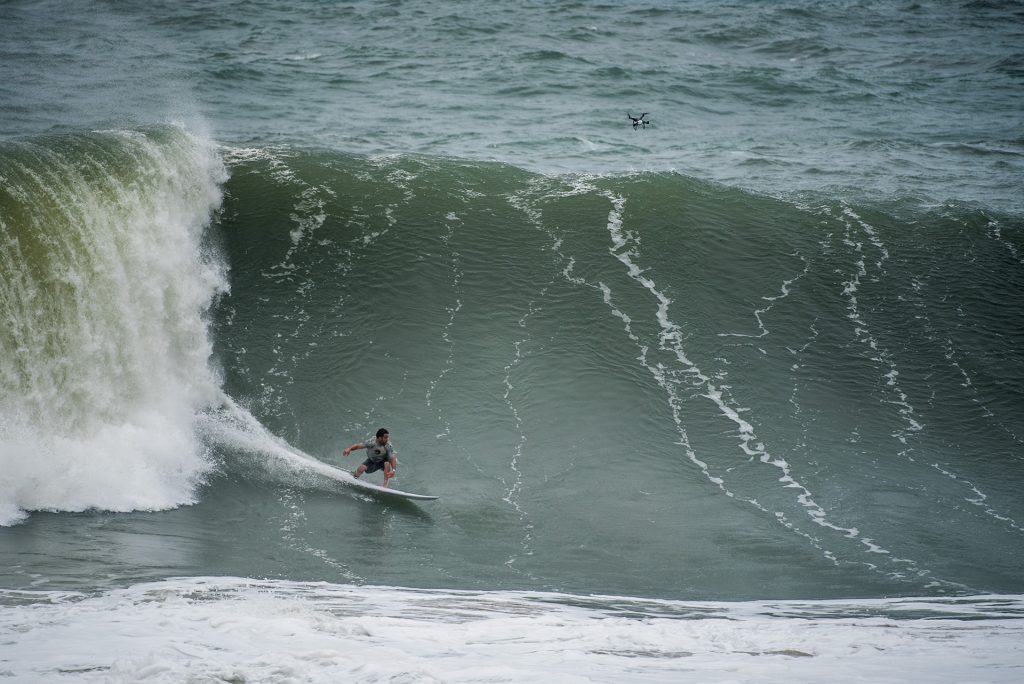 Felipe Cesarano deixa o presídio de Bangu, no Rio de Janeiro.