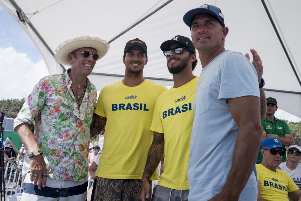 Fernando Aguerre, presidente da ISA, ao lado de Gabriel Medina, Filipe Toledo e Kelly Slater no quarto dia do Mundial.