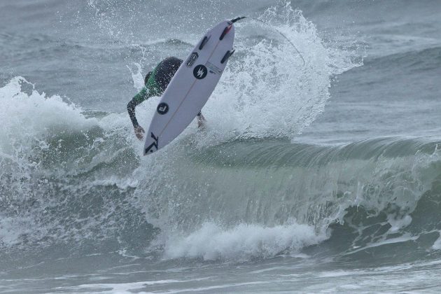 Heitor Mueller, Hang Loose Surf Attack 2019, Praia do Tombo, Guarujá (SP). Foto: Munir El Hage.