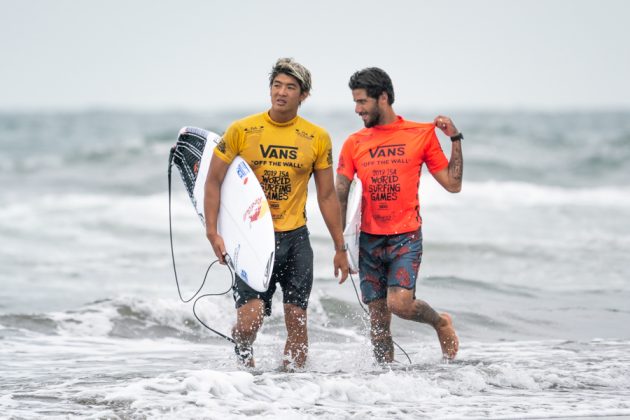 Kanoa Igarashi e Filipe Toledo, ISA World Surfing Games 2019, Miyazaki, Japão. Foto: ISA / Sean Evans.