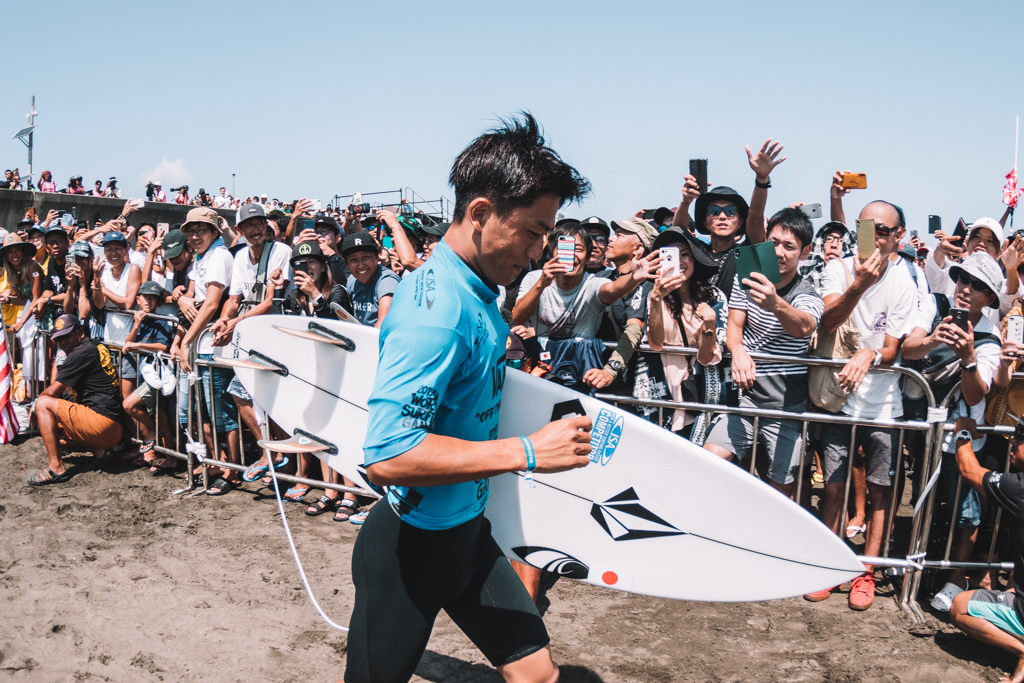 Shun Murakami durante o ISA World Surfing Games 2019 em Miyazaki, Japão.