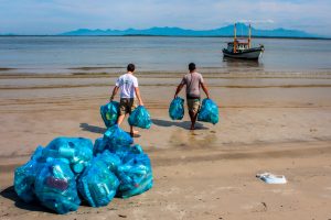 Mutirão de limpeza acontece na Praia de Fora, Ilha do Mel.
