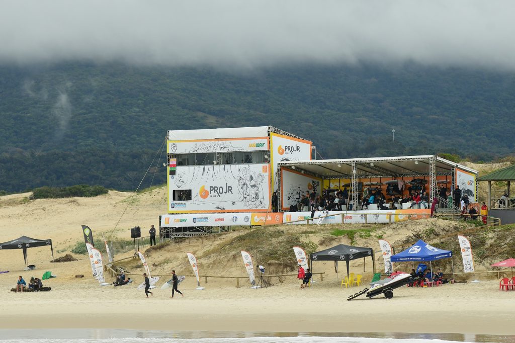 A Praia da Joaquina é o palco da terceira etapa do Oi Pro Junior Series 2019.
