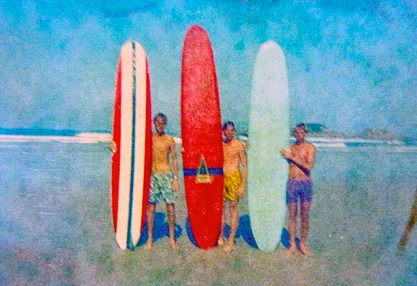 Com amigos nos anos 70, tempos áureos do surfe no litoral paulista.