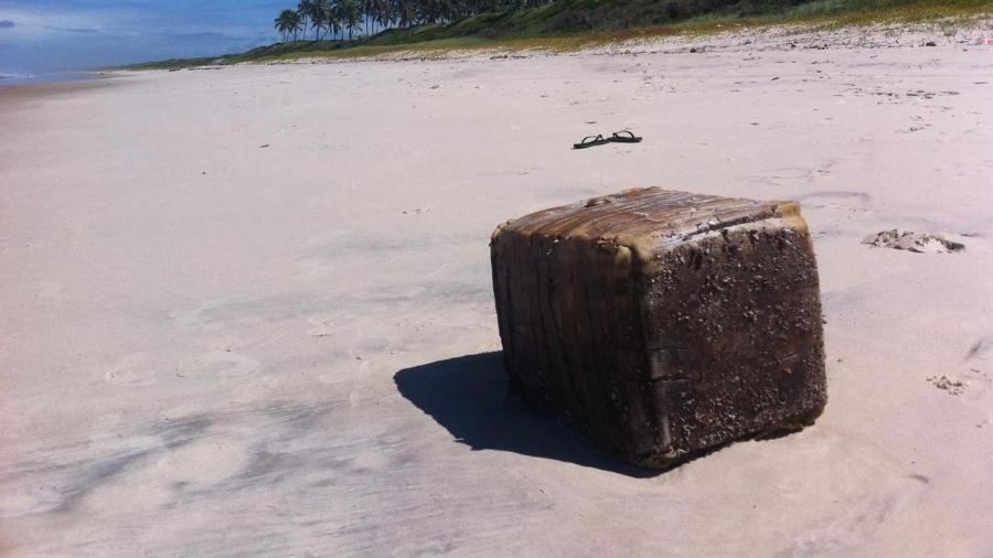 Em 2018, misteriosas caixas de borracha começaram a encalhar em praias do Nordeste.