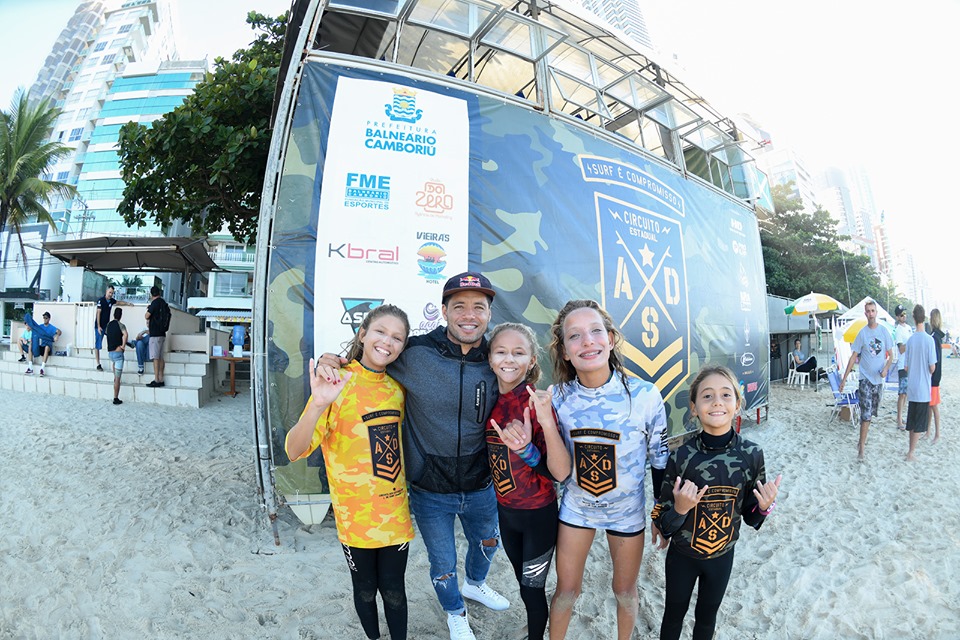 Adriano de Souza investe na formação de novos talentos do surfe brasileiro.