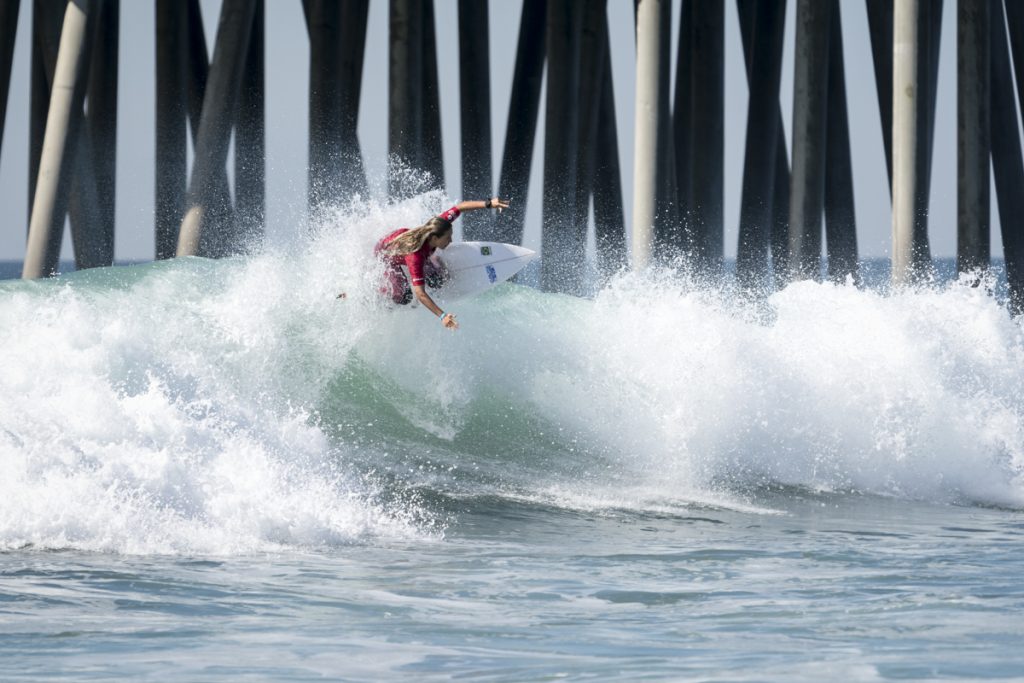 Mariana Areno avança em boas ondas no Píer de Huntington Beach.