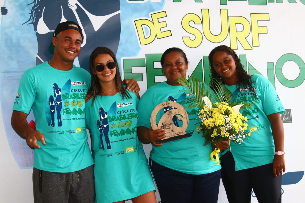 Wiggolly Dantas, Natali Paola, Tia Eliane e Suelen Naraísa trabalham na organização do Circuito Brasileiro Feminino em Ubatuba.