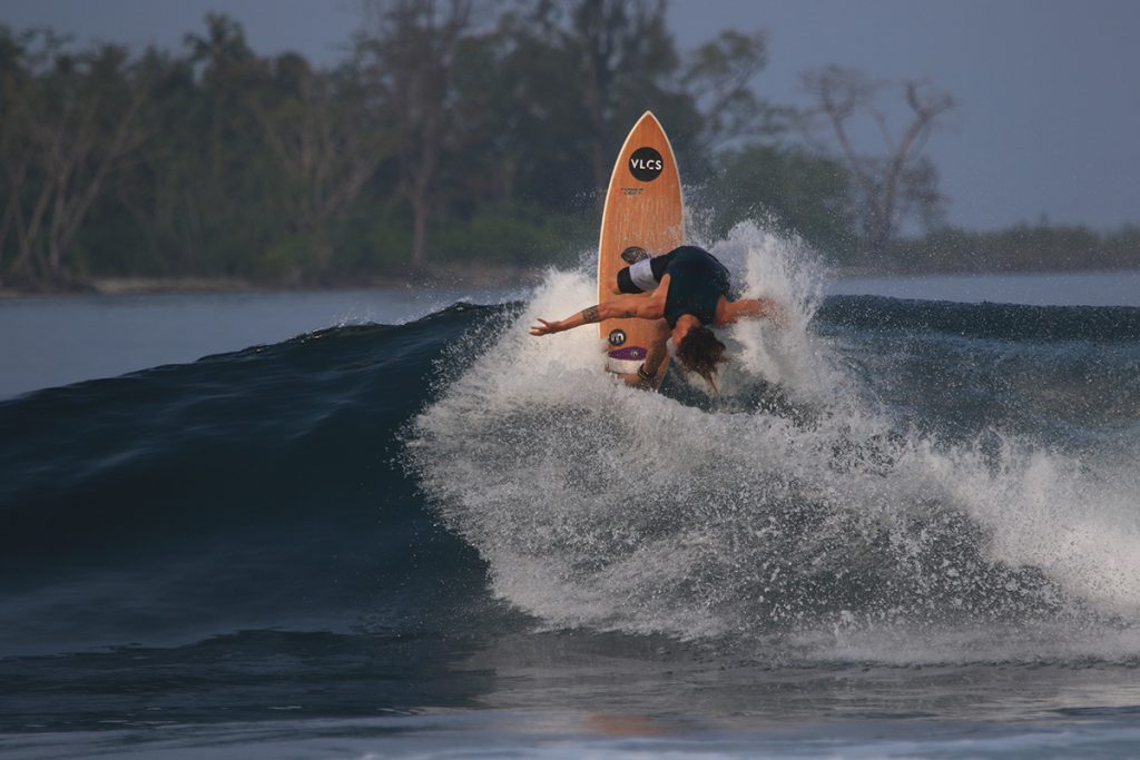 Guga Arruda em ação em mais uma temporada nas ilhas Mentawai.