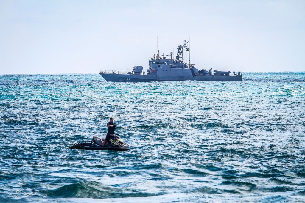 Navio da Marinha participa da defesa da praia contra a ameaça do óleo no litoral nordestino.