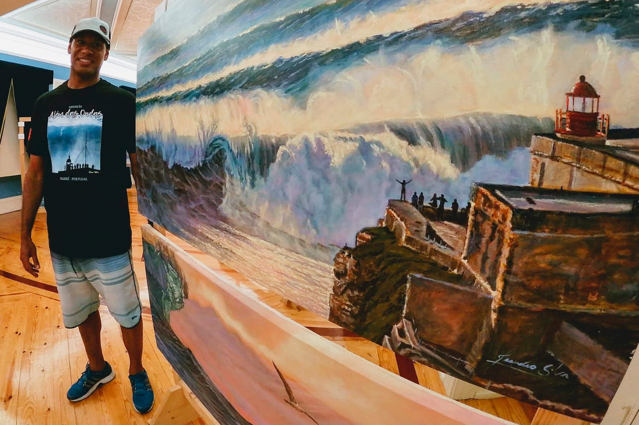 Leandro Silva na exposição “Encontro das Águas”, que mostra algumas de suas artes.