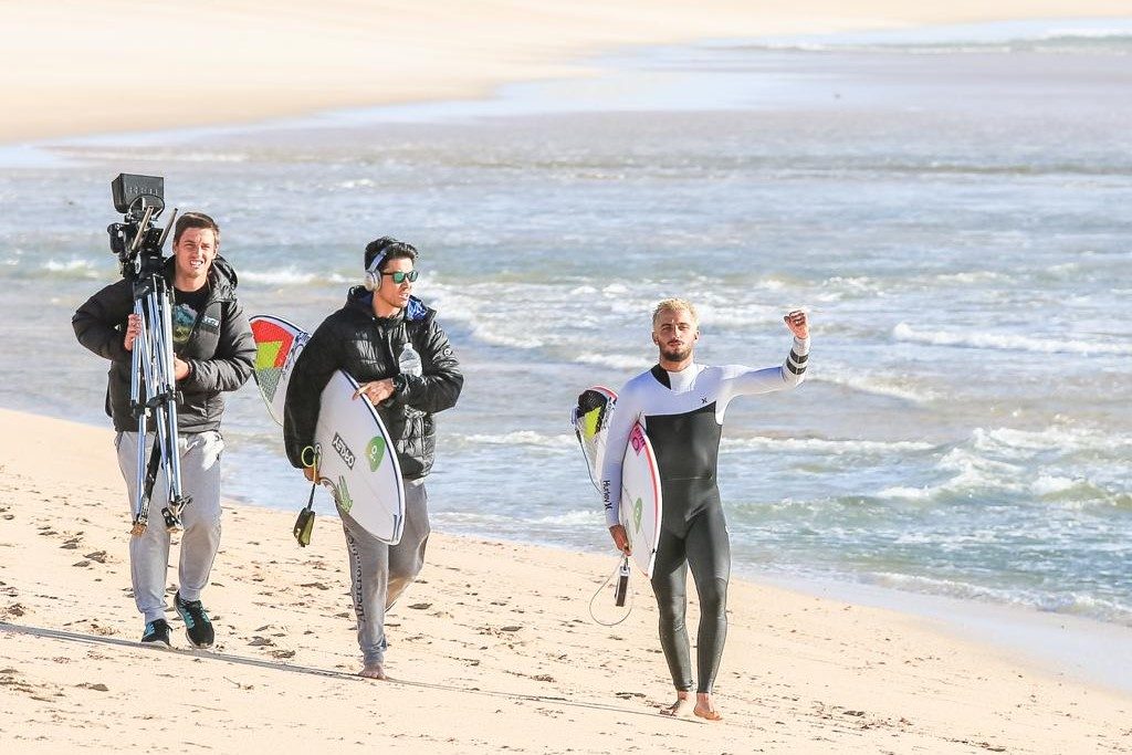 Top brasileiro durante free surf em Peniche.
