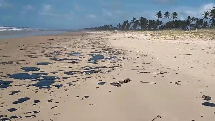 Praias baianas são afetadas pela chegada do óleo ao litoral nordestino.