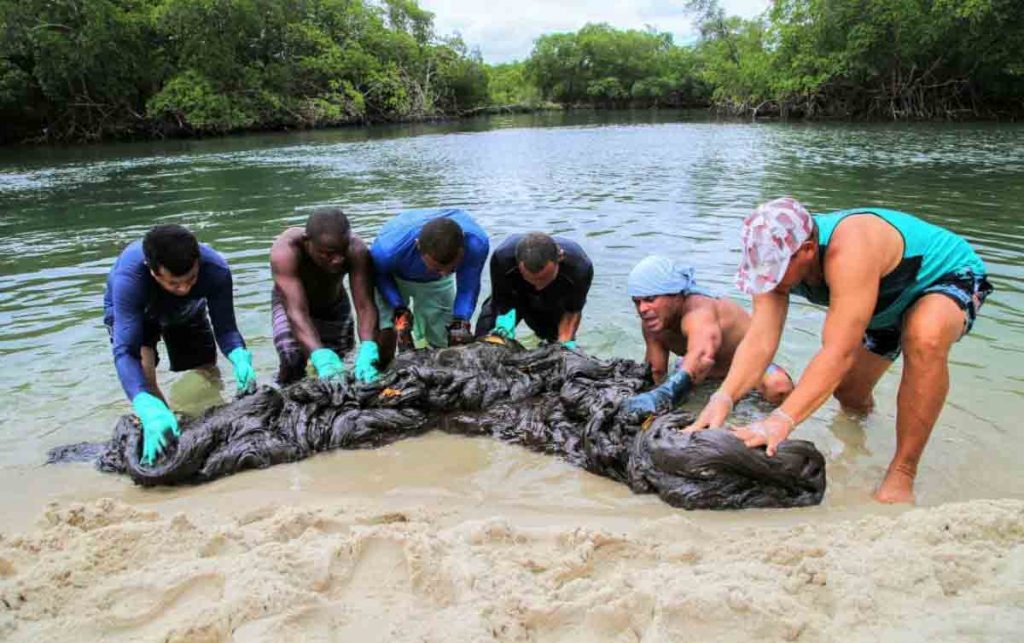 Praia de Suape (PE) foi um dos locais atingidos pelo óleo: descoberta do causador do vazamento já é descartada por especialistas que participam da investigação.