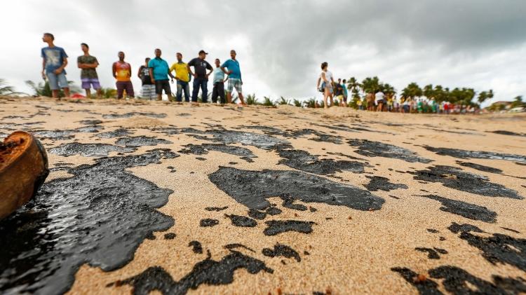 Pedaços de óleo são encontrados em trecho de 200 metros da praia de Japaratinga, Alagoas.