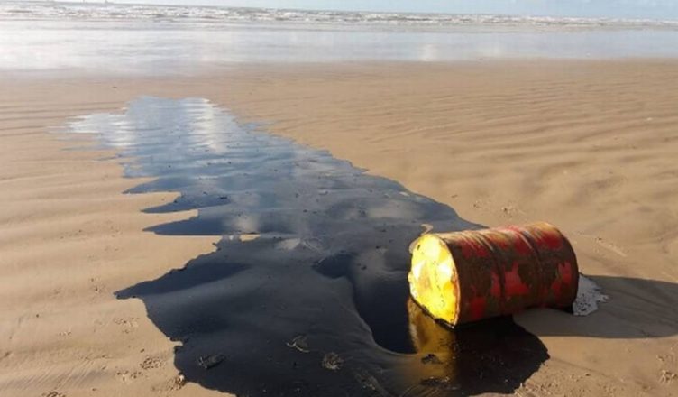 Origem e causa do vazamento de petróleo cru na região Nordeste ainda não foram descobertas pelo governo brasileiro.