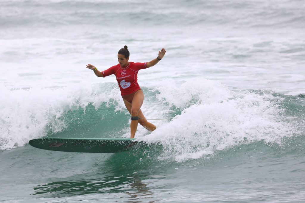 Chloé Calmon baila com categoria sobre as ondas de Maresias (SP).
