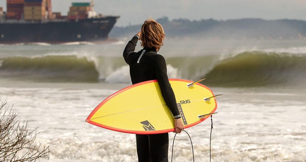 Surfistas batalham contra a construção de um porto na Praia do Forte.