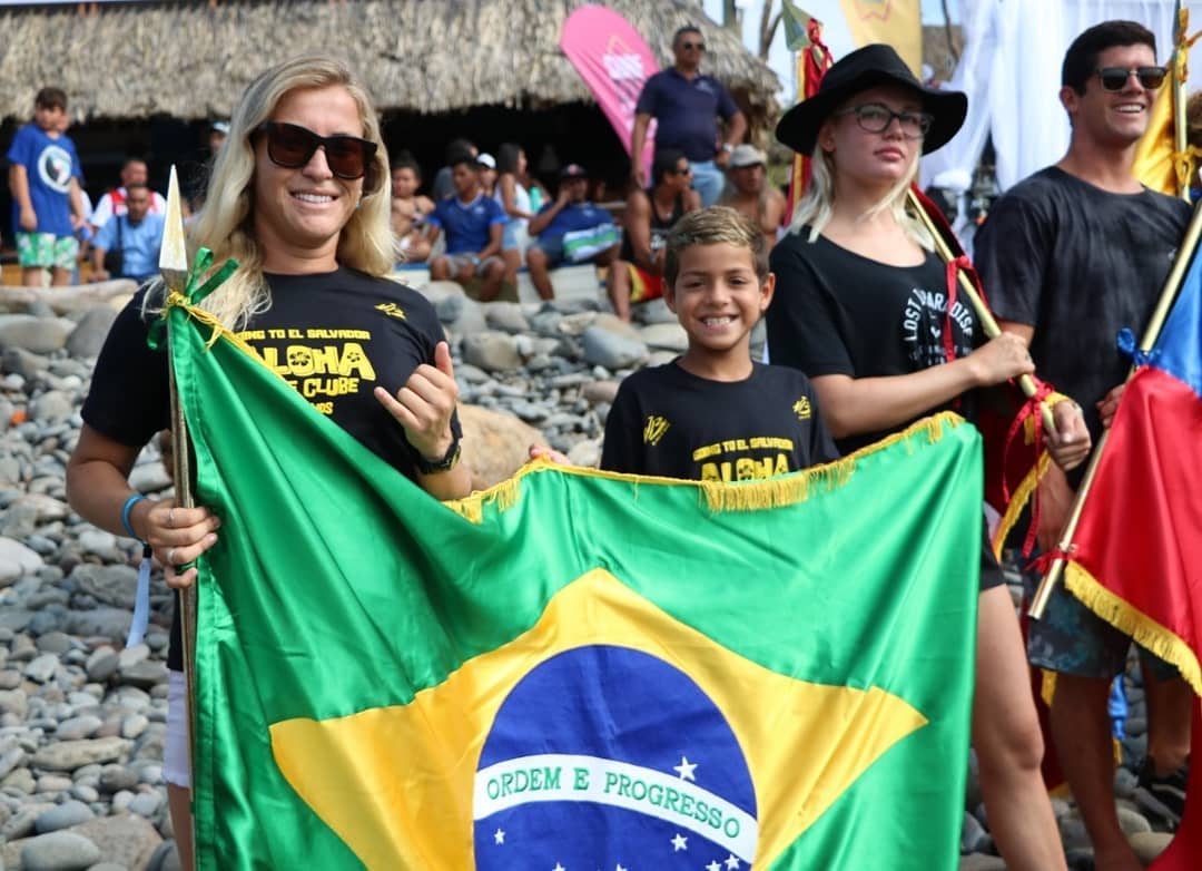 Kauã Carvalho, de apenas 9 anos, ao lado da mãe, Andressa, que também participa do ALAS Latin Tour em El Salvador.