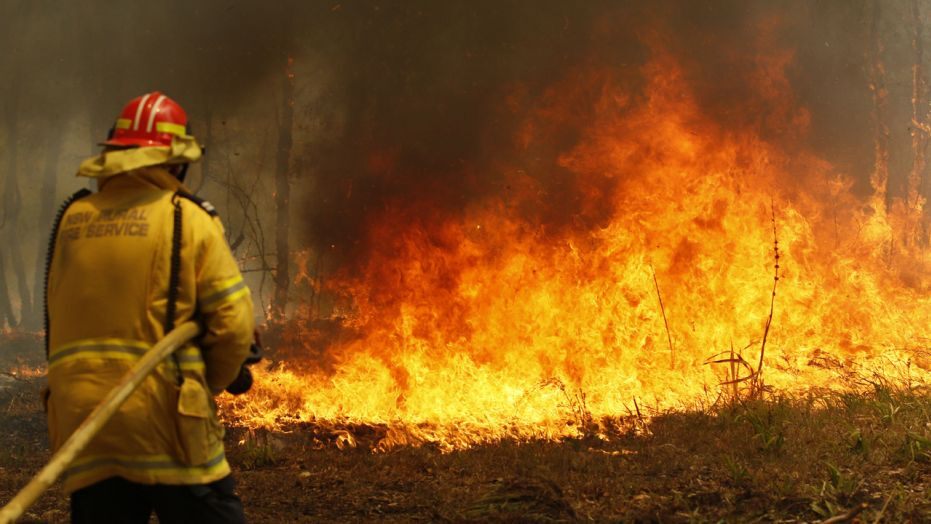 Incêndios de causas naturais se alastram por cerca de 10.000 km², incluindo regiões litorâneas em New South Wales.