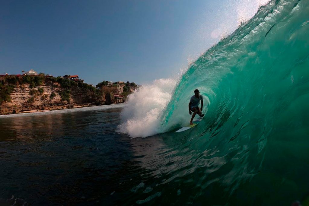 Surfe segue proibido na ilha, mas governo já estuda liberar as praias.