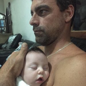 Leo Neves com sua filha mais nova.
