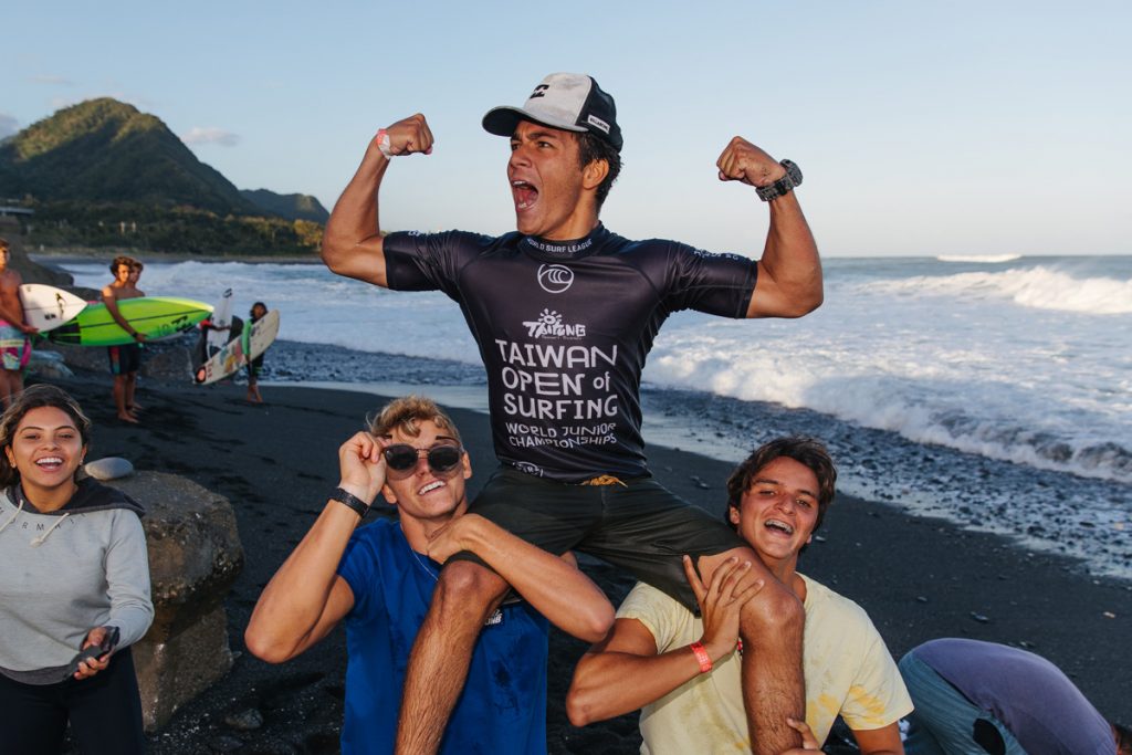 Atleta comemora o título no Taiwan ao lado de Tainá Hinckel, Fernando Junior e Eduardo Motta.