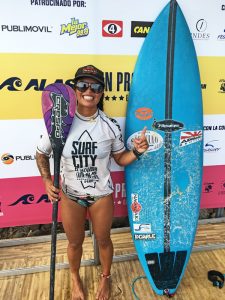 Aline Adisaka vence a categoria SUP Surf Feminina e fica em segundo na final contra os homens em El Salvador.