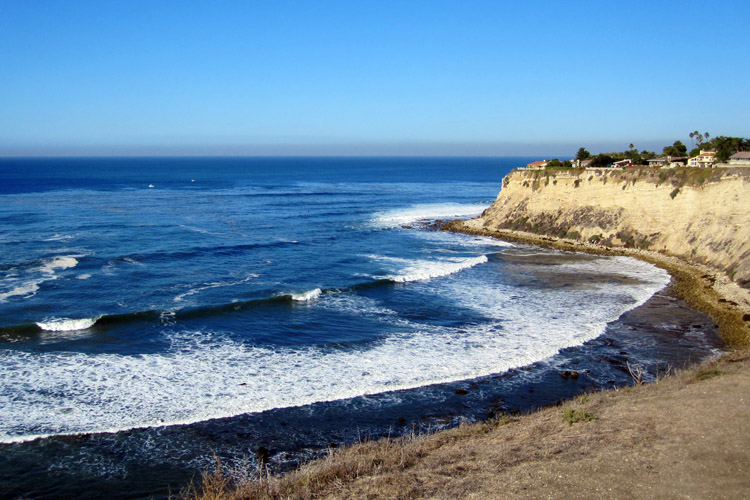 Lunada Bay fica localizada a pouco mais de 60 quilômetros de Huntington Beach, no sul da Califórnia (EUA).