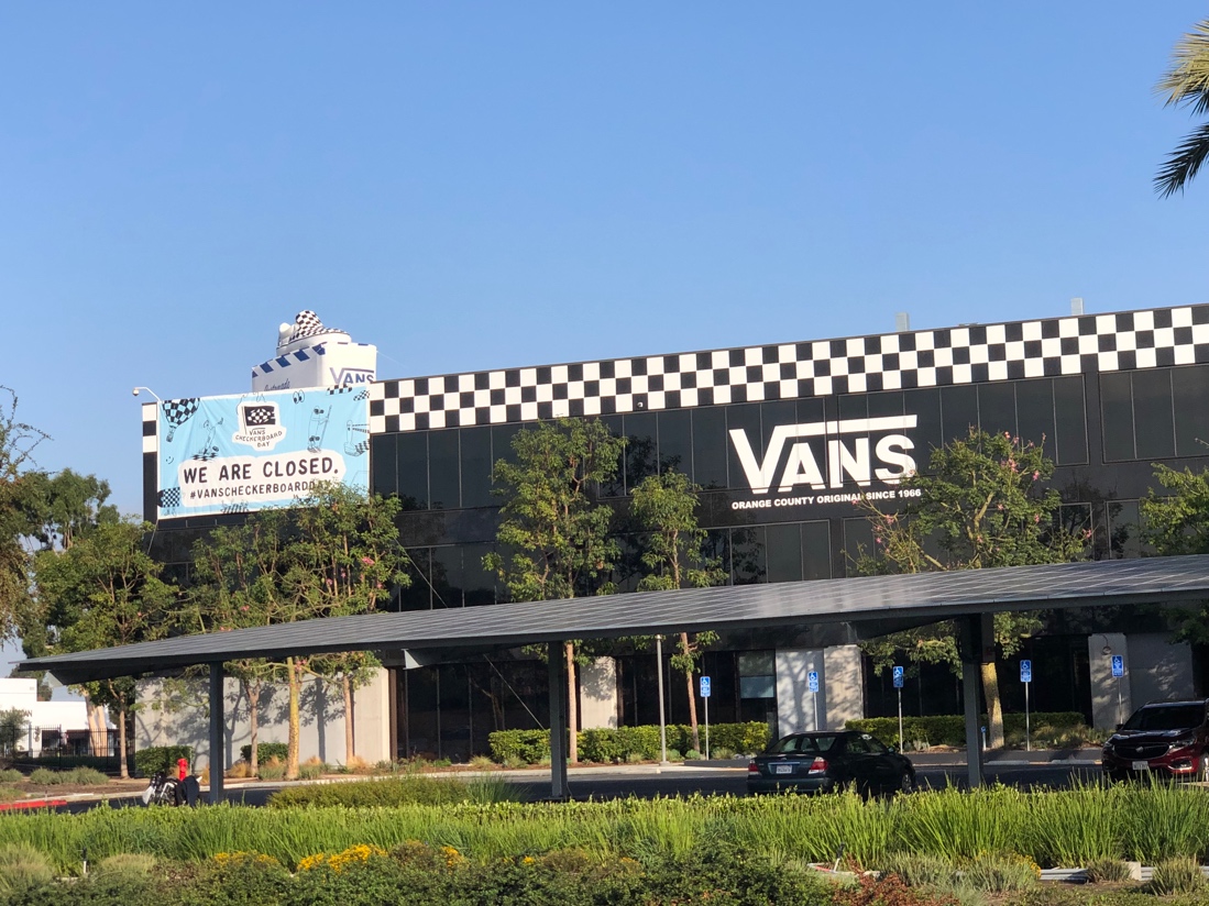 Vans pretende ampliar sua participação no mercado e pode estar negociando a compra das marcas Billabong, RVCA e Quiksilver.