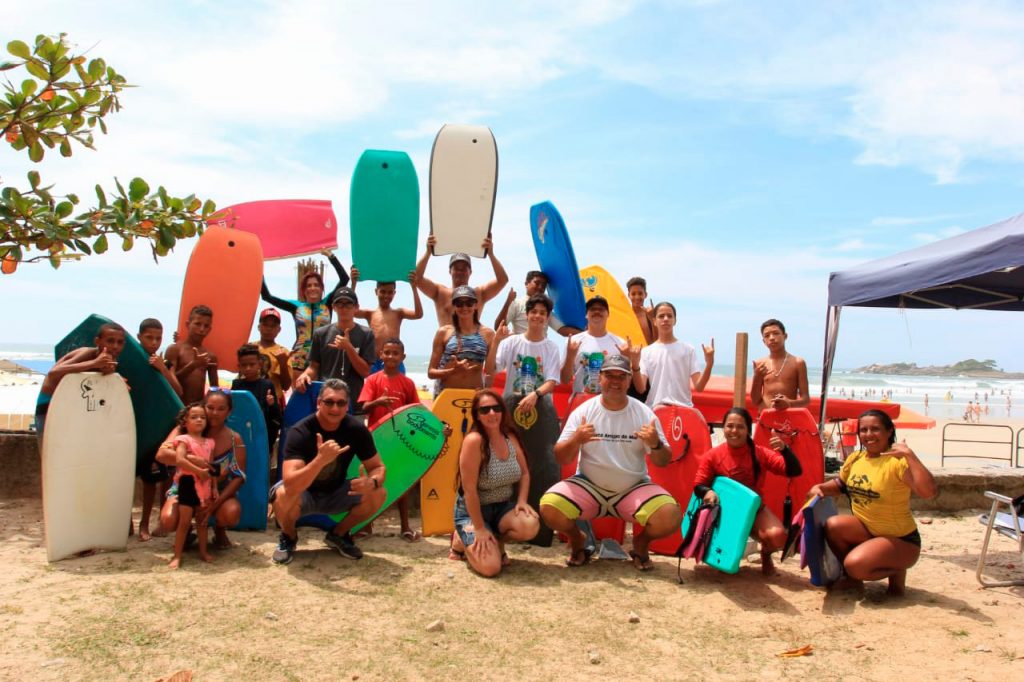Bodyboarders participam de treino na Praia de Pitangueiras.