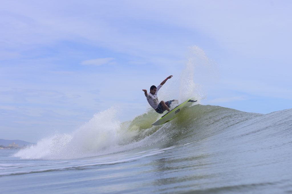 Igor Moraes em ação no litoral catarinense: competição vai coroar um campeão brasileiro virtualmente pela primeira vez na história da Abrasp (Associação Brasileira do Surf Profissional). 