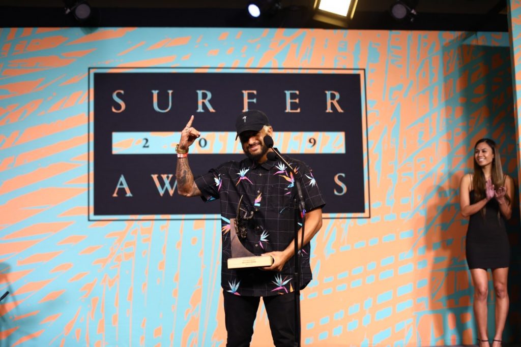 Italo Ferreira é eleito o melhor surfista da temporada pela revista Surfer.