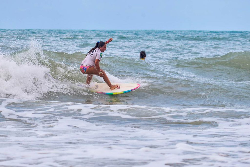 Clara Bindá é uma das participantes do Surf Ladies.