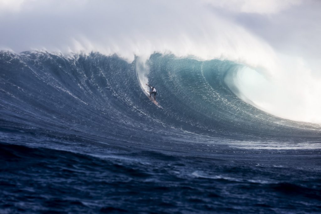 Surfistas de ondas grandes também relatam sentir medo, porém eles tem uma capacidade maior de superá-lo.