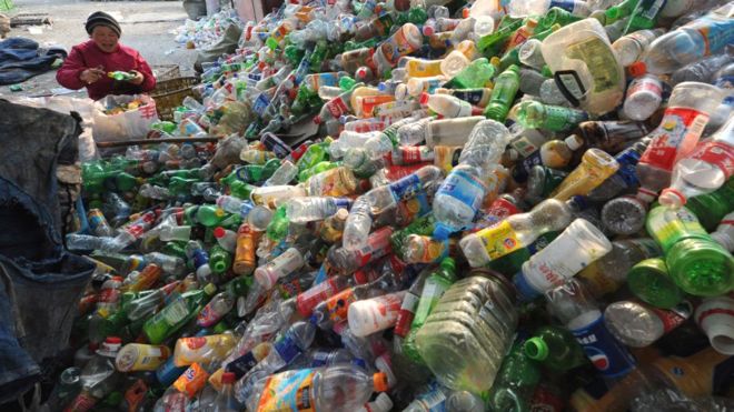 Estudo do Center for Climate Integrity (CCI) alerta sobre fraude na reciclagem de plástico.