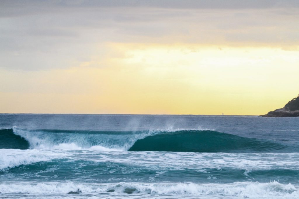 Surfista e advogado, ele não aguentou ver ondas como essa no Campeche quebrarem sozinhas. Foto arquivo: