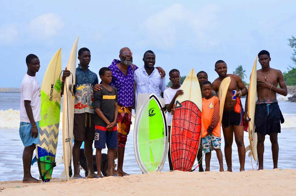 Comunidade local tenta reconstruir surfe clube.
