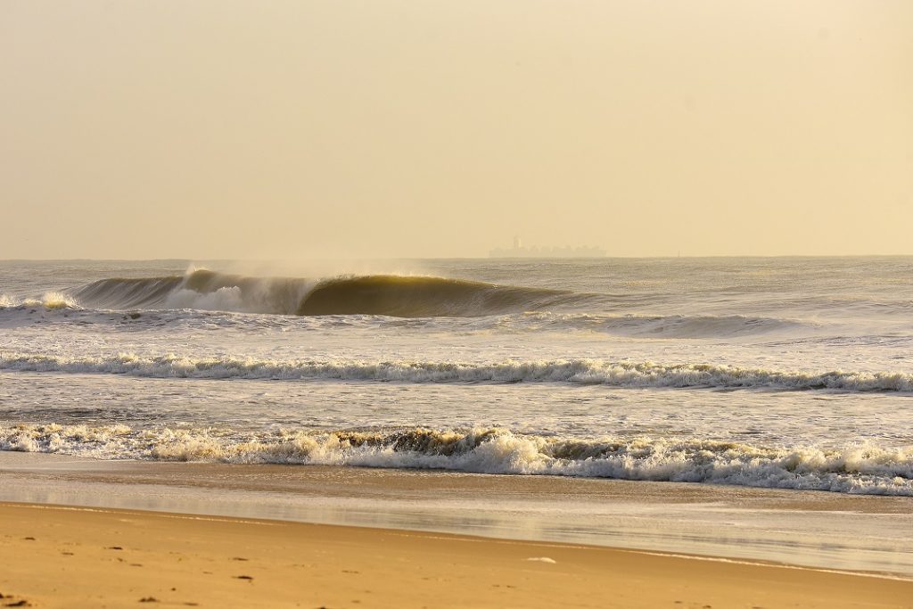 Praia Brava é um dos picos fechados pelas autoridades.