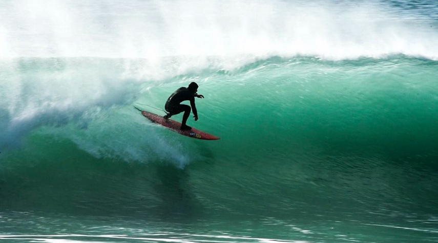 Convidado da prova, Bruno Santos aproveita as boas ondas do inverno português.