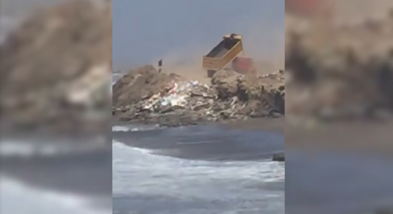 Caminhão joga o lixo na beira do mar em Trujillo.