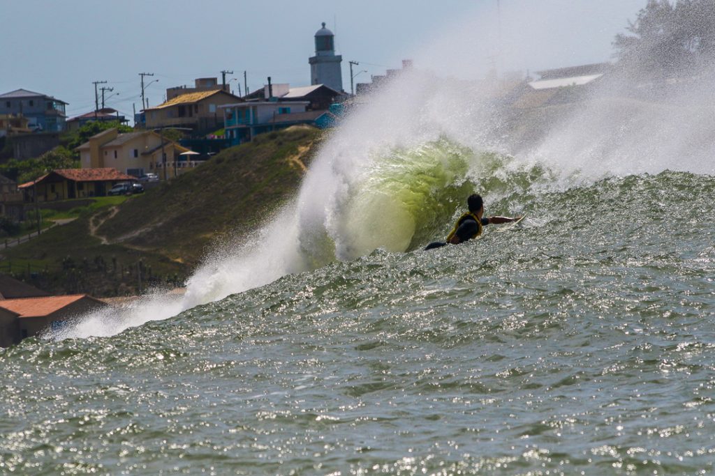 Durante a temporada da tainha, surfe será liberado apenas em grandes ondulações na Praia do Cardoso.