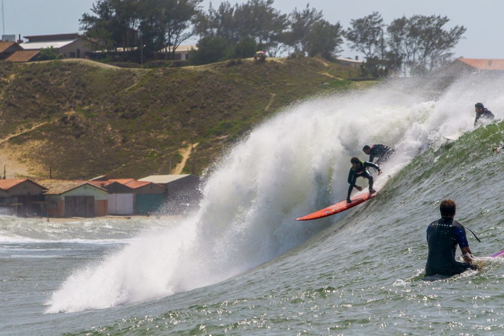 Disputado no formato interativo, Prêmio Surfland Big Waves Brasil consagra as melhores ondas surfadas na remada dentro do território catarinense.