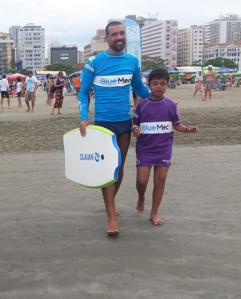 Guilherme Mizael, 10 anos, é só alegria a caminho do mar.