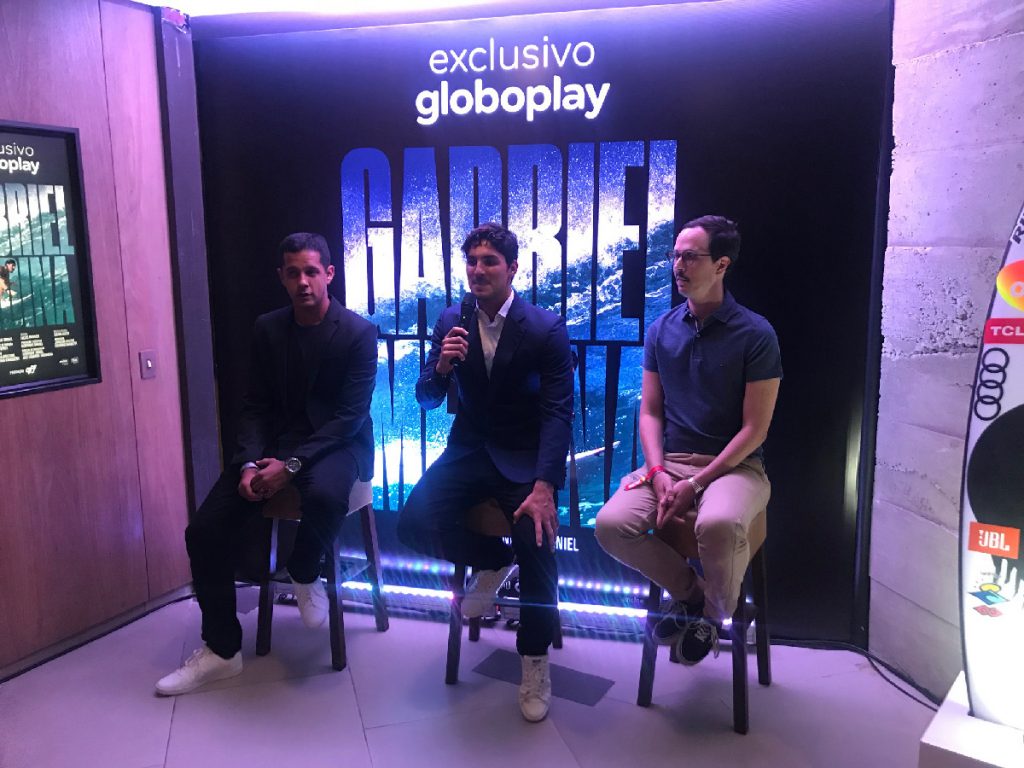 Henrique Daniel, Gabriel Medina e Lucas Paraizo lançam o documentário em São Paulo.