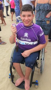 Igor Henrique exibe as  medalhas obtidas nos jogos paralímpicos escolares.