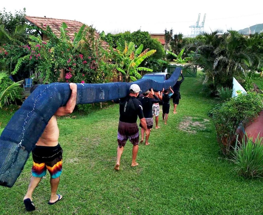 Ação conta com a colaboração de surfistas e moradores do bairro Aguada.