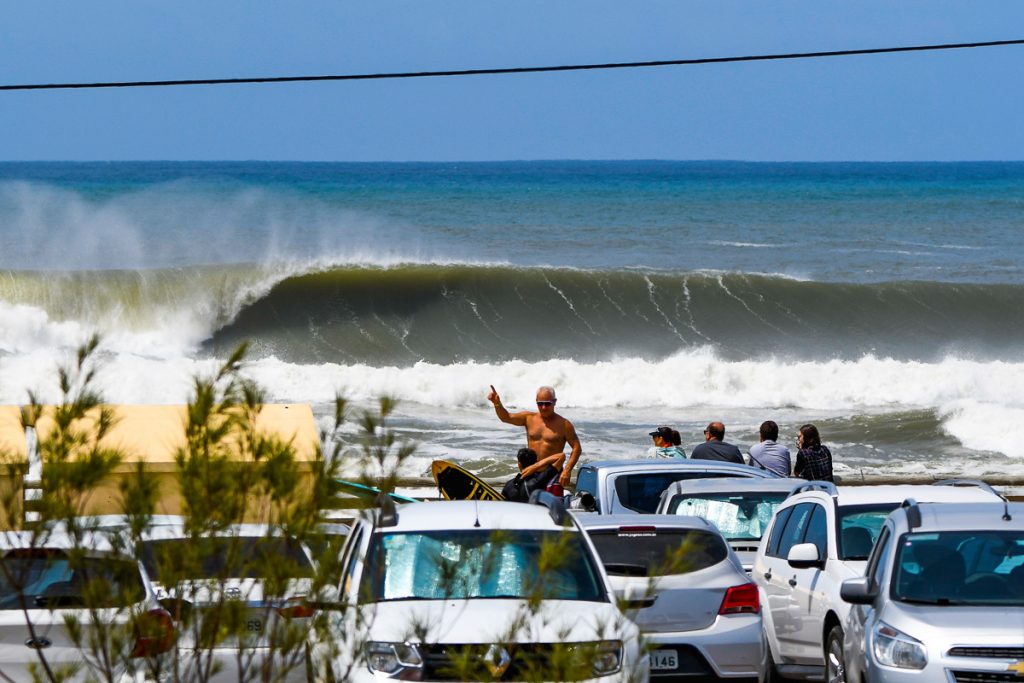 Line-up de uma dia pesado no litoral sul catarinense.