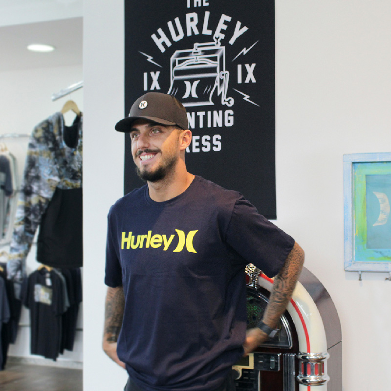 Filipe Toledo leva pra casa os produtos da coleção de verão da Hurley.