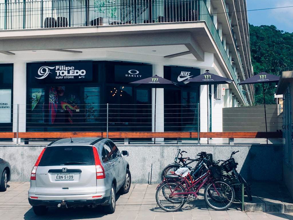 Filipe Toledo Surf Store fica localizada de frente para o mar, na Praia Grande de Ubatuba.